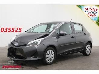 Schadeauto Toyota Yaris 1.5 Full Hybrid Aspiration 5-drs Cruise Clima Bluetooth Camera 2013/4