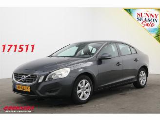 Schadeauto Volvo S-60 1.6 T3 AUT Kinetic Navi Cliam Cruise PDC 2012/6