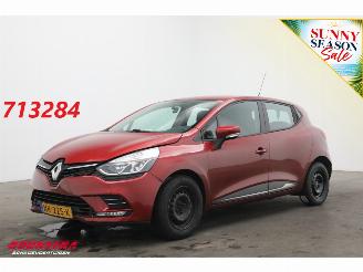 Vaurioauto  passenger cars Renault Clio 0.9 TCe Zen Cruise Airco 57.096 km! 2017/4