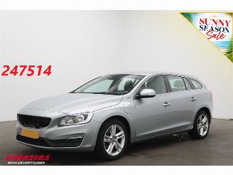 Unfallwagen Volvo V-60 2.4 D6 AWD Plug-In Hybrid Summum H/K Cruise Navi Clima Leder PDC 2014/11