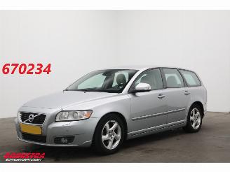 Unfallwagen Volvo V-50 1.6 D2 S/S Kinetic Cruise Navi Clima Leder SHZ PDC 2011/12