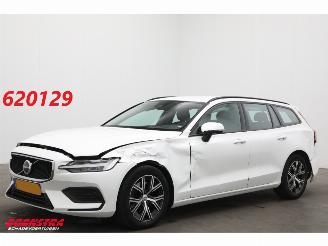 uszkodzony samochody osobowe Volvo V-60 2.0 B3 AUT Essential Edition ACC Navi Clima Apple/Android Leder Virtual Camera PDC 2024/10