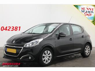Vaurioauto  passenger cars Peugeot 208 1.2 PureTech Blue Lease Cruise Airco Apple/Android PDC 2018/7