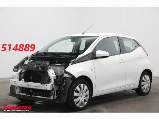 krockskadad bil auto Toyota Aygo 1.0 VVT-i x-play Teilediebstahl Navi Airco Apple/Android Camera 2020/7