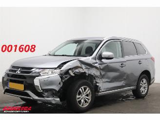 krockskadad bil auto Mitsubishi Outlander 2.0 PHEV Business Edition 4x4 Camera AHK Clima Cruise Navi 2015/10