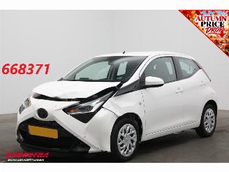 krockskadad bil auto Toyota Aygo 1.0 VVT-i x-play Cruise Navi Apple/Android Camera Airco 2021/11