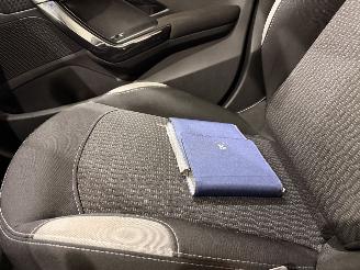 Peugeot 208 HB 1.2 Allure Navi/Clima picture 21