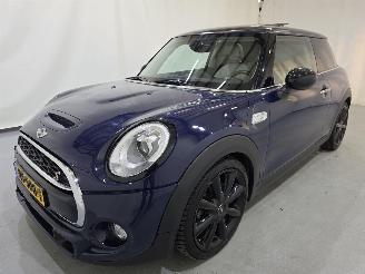 Vaurioauto  passenger cars Mini Cooper S 2.0 Chill Serious Business PANO  LEDER 141Kw Bjr.2016 2016/1
