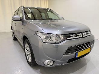 Voiture accidenté Mitsubishi Outlander 2.0 PHEV Instyle 4WD Leer 2014/6