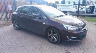 Coche siniestrado Opel Astra Astra J (PC6/PD6/PE6/PF6), Hatchback 5-drs, 2009 / 2015 1.4 Turbo 16V 2012/11