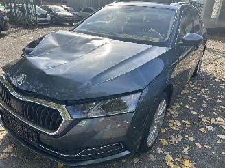 krockskadad bil auto Skoda Octavia 1.5 TSI  e-TEC  Stationcar Automaat  ( Panoramadak ) 2022/2