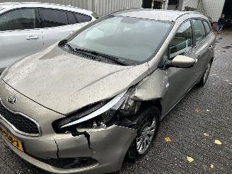 krockskadad bil auto Kia Cee d Sportswagon 1.4 CVVT 2013/4