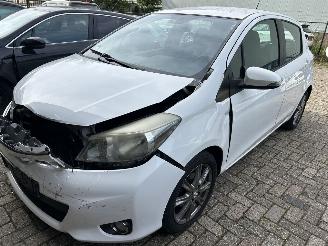 krockskadad bil auto Toyota Yaris 1.3 Comfort 2012/1