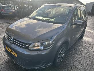 krockskadad bil auto Volkswagen Touran 1.6 TDI  Automaat  ( 7 persoons ) 2012/4