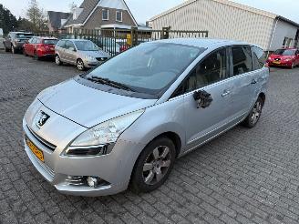 krockskadad bil auto Peugeot 5008 1.6   ( 7 persoons ) 2012/3
