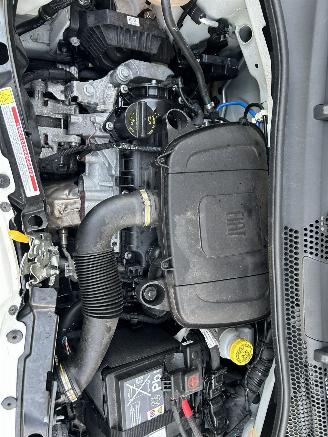 Fiat 500C 1.0 Hybrid Cabriolet picture 13