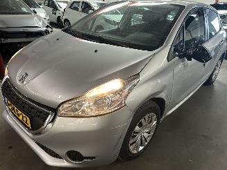 Schadeauto Peugeot 208 1.2 VTI  Active 2013/11