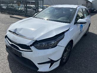 krockskadad bil auto Kia Ceed 1.0 T-GDI  DtnamicLine 2024/2