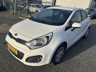 skadebil auto Kia Rio 1.2i  5 drs 2014/4