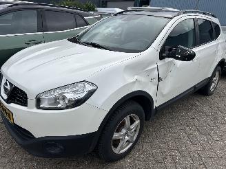 damaged passenger cars Nissan Qashqai 1.6 Connect Edition +2 2013/6