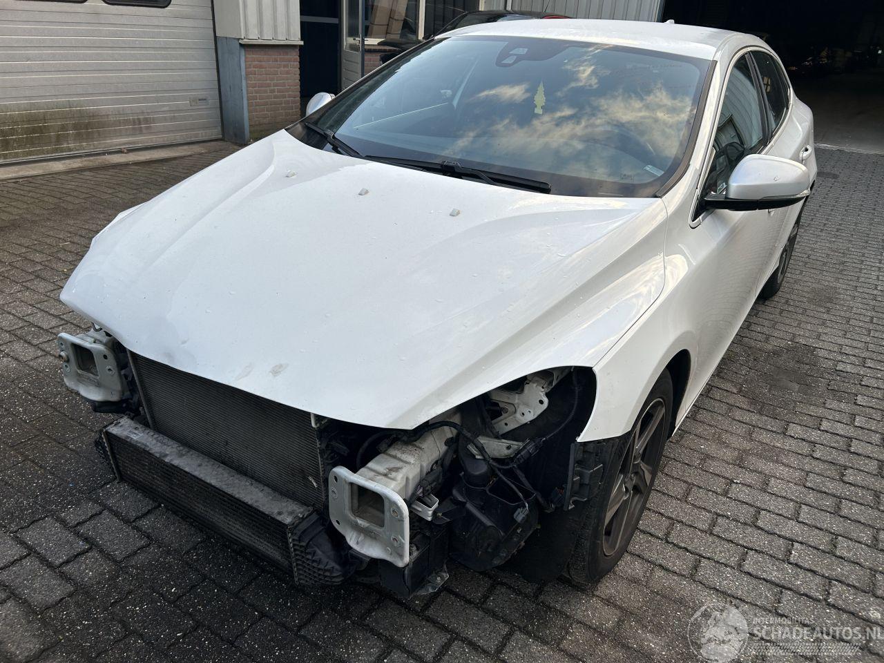 Volvo V-40 2.0 D   R Design