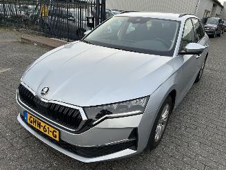 krockskadad bil auto Skoda Octavia 1.5 TSI  Hybrid  Automaat Stationcar First Edition 2024/8