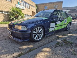 krockskadad bil auto BMW 3-serie 328i 6-cilinder race edition 1990/4