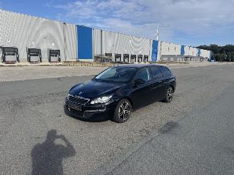 Vaurioauto  passenger cars Peugeot 308 1.6 HDI NAVI KLIMAAUTOMATIK LEDER SITZHEIZUNG 2015/12