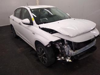 krockskadad bil caravan Fiat Tipo  2016/1