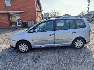 Volkswagen Touran 1.9 TDI Zilver LA7W Onderdelen BXE Motor picture 4