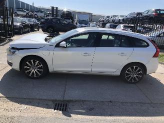 krockskadad bil auto Volvo V-60 D6 Twin Engine AWD 162kW Hybrid E6 2016/11