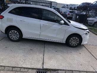 uszkodzony samochody osobowe Mercedes B-klasse B200D Automaat 2021/8