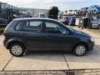 damaged passenger cars Volkswagen Polo 14i 16v 5 drs AIRCO 2005/11