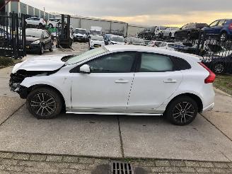 damaged passenger cars Volvo V-40 2.0i T2 Nordic+ 2017/12