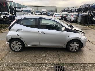 Damaged car Toyota Aygo 1.0 vvti X-PLAY 2015/11