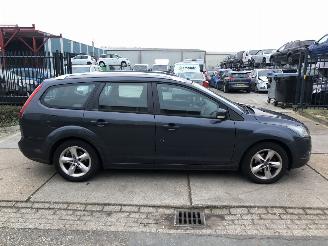 damaged passenger cars Ford Focus 16i 74kW E5 Combi 2011/1