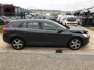 Voiture accidenté Volvo V-60 1.6i T4 Momentum Automaat 132kW E5 2011/3