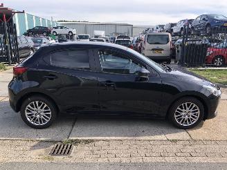 damaged passenger cars Mazda 2 1.5i 66kW E6 Luxury 2021/1