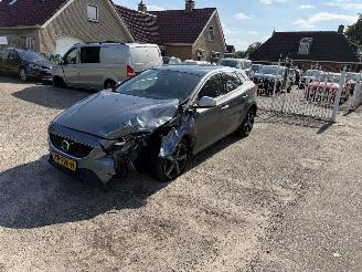 Avarii autoturisme Volvo V-40 R-design 1.5 t3 Automaat weinig km !! 2019/3