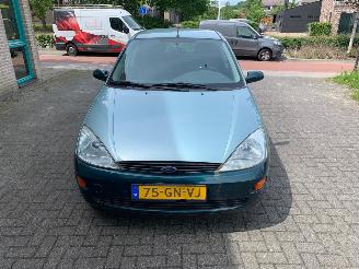 damaged passenger cars Ford Focus 1.6 16V 2001/1