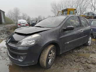 Démontage voiture Renault Clio 1.4-16V Dynamique Luxe 2006/4