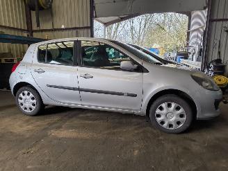 Vrakbiler auto Renault Clio 1.2-16V Dynamique Comfort 2006/3