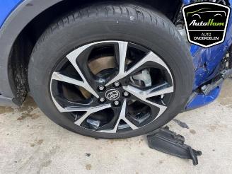 Toyota C-HR C-HR (X1,X5), SUV, 2016 2.0 16V Hybrid picture 4