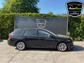 Salvage car Skoda Octavia Octavia Combi (NXAC), Combi 5-drs, 2019 1.0 TSI 12V 2021/8