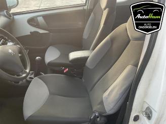 Peugeot 107 107, Hatchback, 2005 / 2014 1.0 12V picture 12