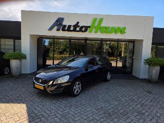 Vaurioauto  passenger cars Volvo V-60 1.6 T4 16V Combi/o  Benzine 1.596cc 132kW (179pk) FWD 2010-09/2015-12 (FW48) B4164T 2011/1