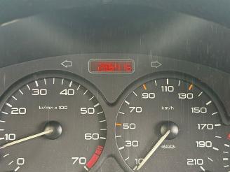 damaged passenger cars Peugeot 206  2001/1