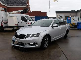 krockskadad bil auto Skoda Octavia EDITION 2020/7