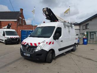krockskadad bil bedrijf Renault Master HOOGTEWERKER 2019/7
