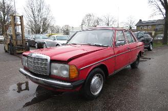 skadebil auto Mercedes 200-300D 200 DIESEL 123 TYPE SEDAN 1979/9